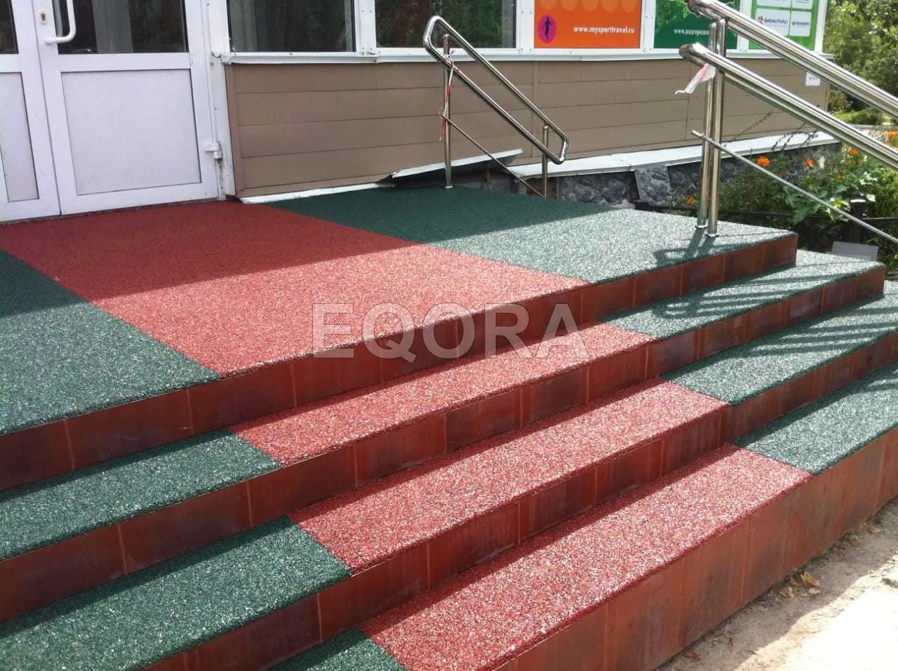 Резиновое покрытие на травмоопасные участки из резиновой крошки в Пушкино