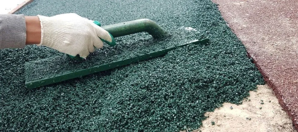 Можно ли укладывать резиновое покрытие на грунт в Пушкино?